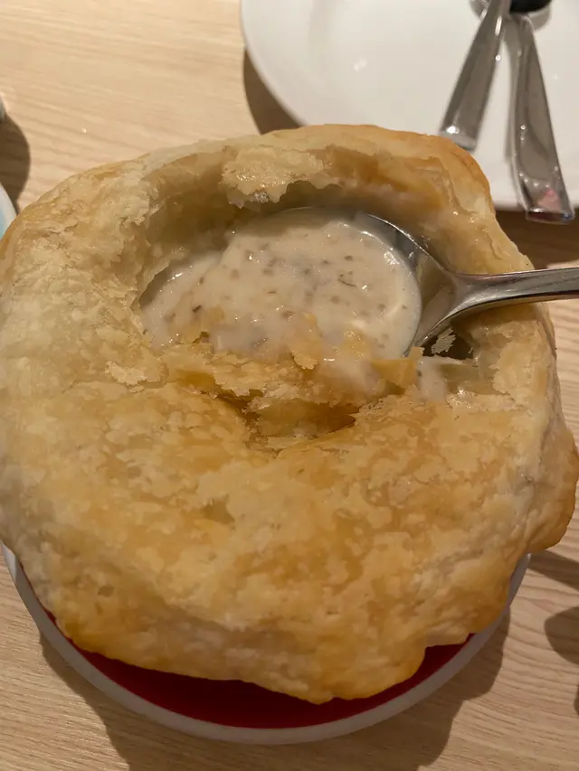 湯🥣加$15，酥皮加$18，酥皮新鮮熱辣辣正，好鬆化，磨菇湯好足料，正