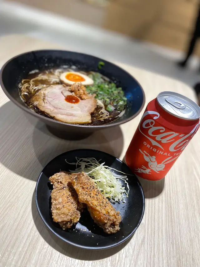 黑麻油豚骨湯拉麵