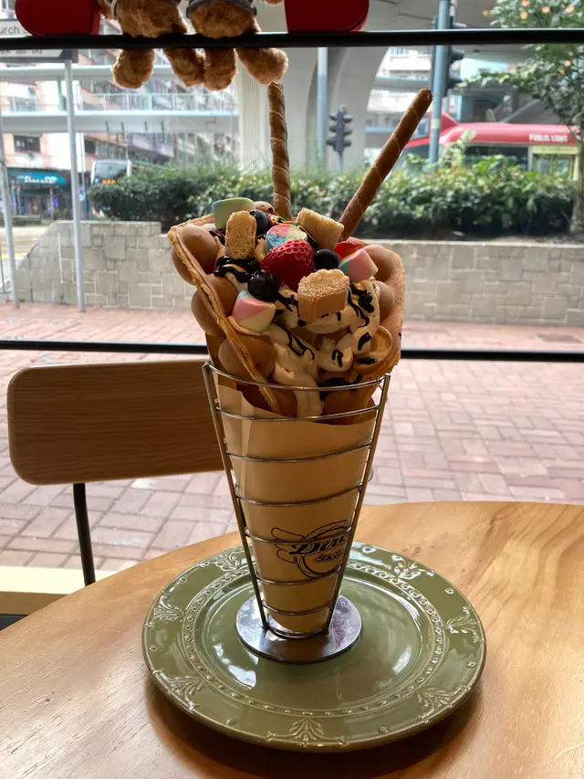 提拉米蘇雞蛋仔配雲呢拿雪糕🍨