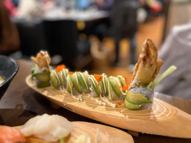 牛油果軟殼蟹卷