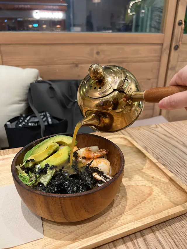 龍蝦湯陪牛油果打下稻庭烏冬