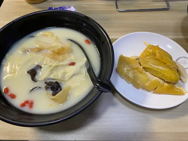 花膠雞濃湯米線