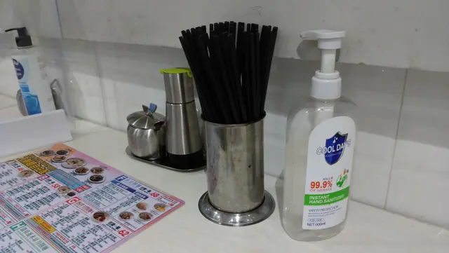 桌上備有餐具、調味料、還有,消毒搓手液,相當周到!