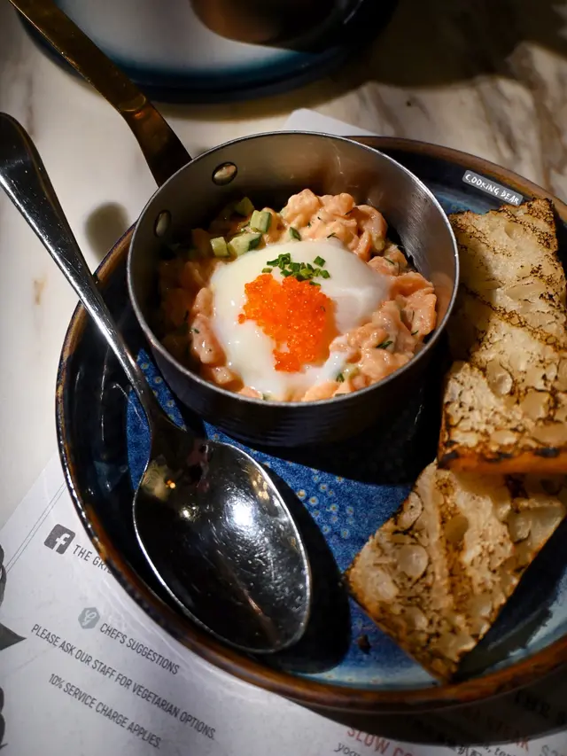 三文魚他他配香草乳酪汁