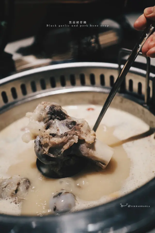 湯底裡有足足四件豬骨！