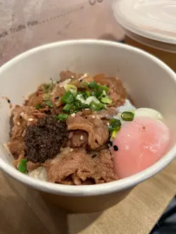  溫泉蛋黑松露牛肉飯