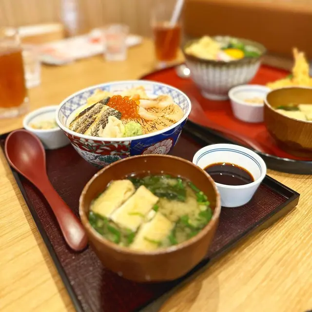 炙燒四色海鮮丼