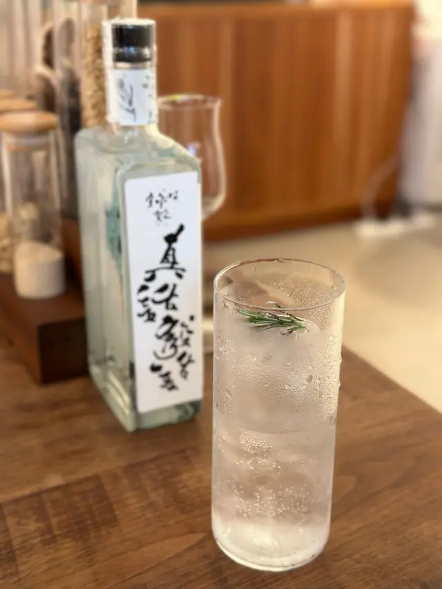 加入煙燻迷迭香後的Gin Tonic,帶有松樹般的香氣,風味濃郁。