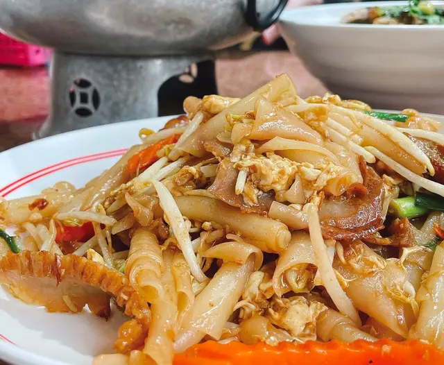 口感煙韌,似彈牙版嘅河粉。鑊氣重,配料香,可惜偏油膩。