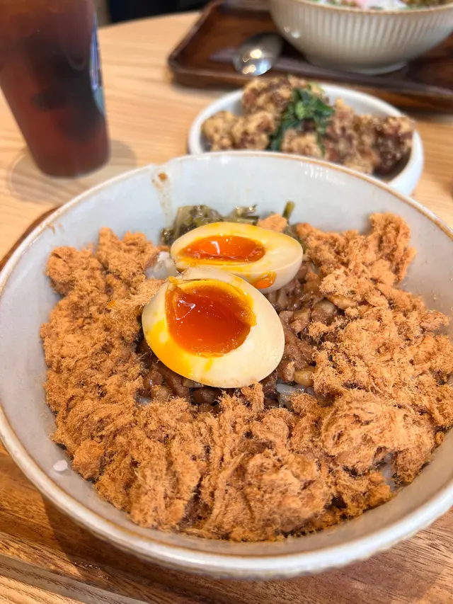 肉鬆滷肉飯配溏心蛋