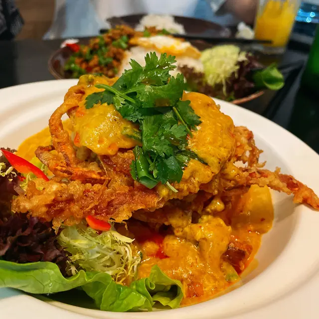 軟殼蟹份量十足,有兩隻巴掌大嘅軟殼蟹,但肉質一般