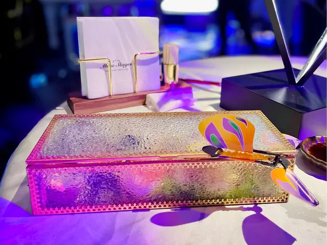 打開呢一個海洋盒，🐟突然之間飄出一隻翩翩起舞嘅紙蝴蝶，創意力十足，🦋而裏面更加係包含着大量嘅頂級刺身