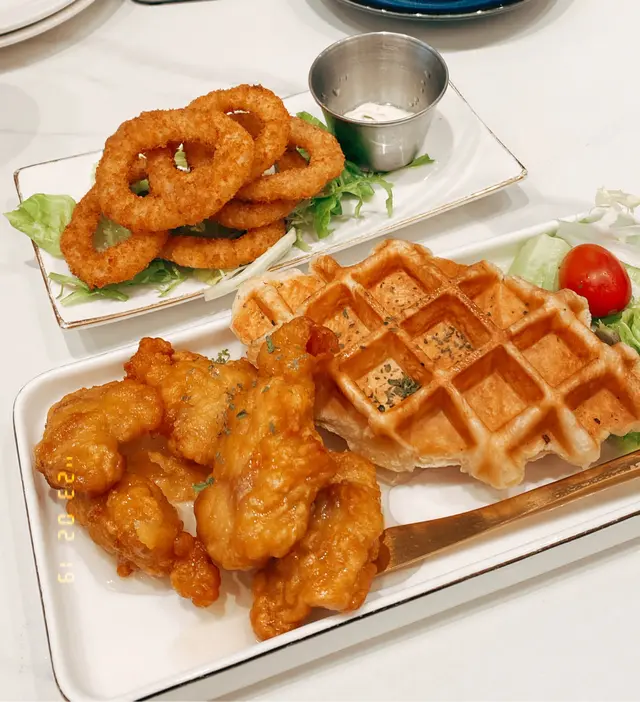 炸到金黃色，食落唔會好重油，配上旁邊嘅醬，可以減低油膩感