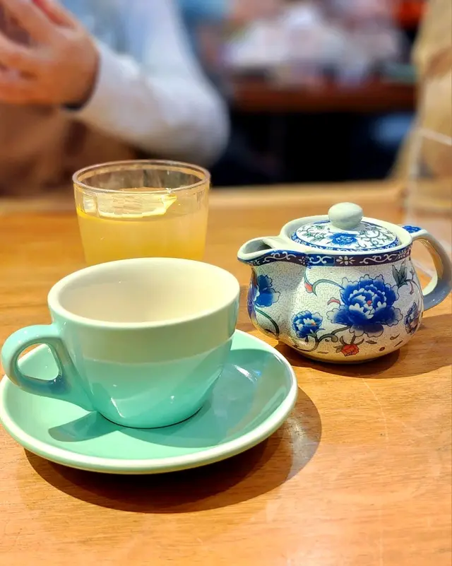風乾白桃烏龍茶 (熱)、檸檬冷萃荔枝烏龍茶