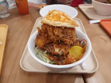 雙層吉列漢堡芝士煎蛋魯肉丼飯
