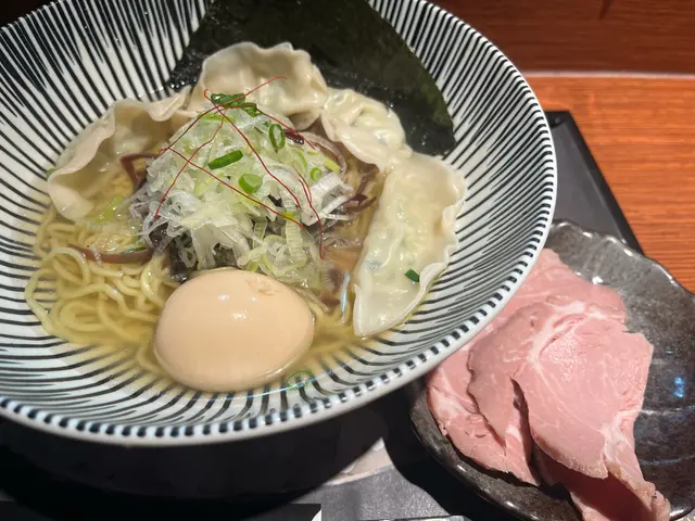 日式餃子鹽味拉麵  配  慢煮叉燒