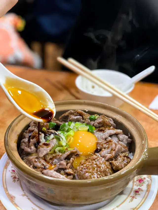 窩蛋牛肉煲仔飯