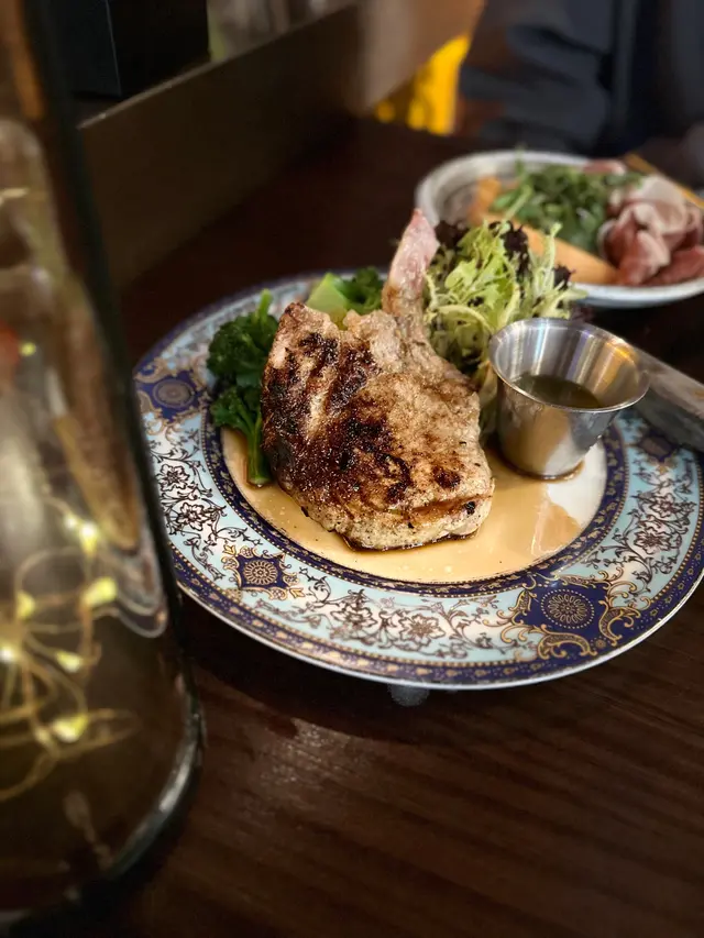 燒加拿大有骨豬架配青辣椒醬及沙律