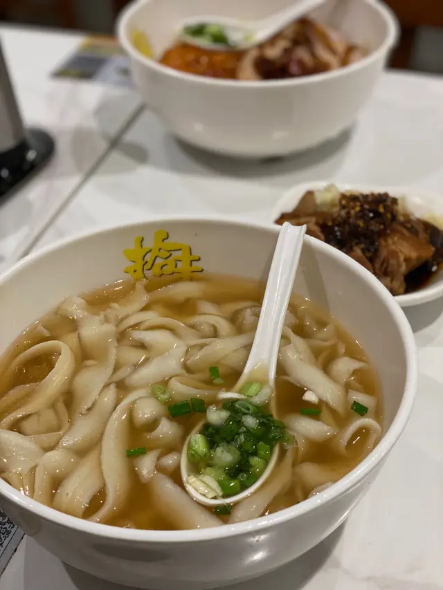 湯底偏淡，麵嘅份量雖然多，但對比之下餸嘅份量唔多，好容易食完餸，嗰麵仲有一半未食，但係叫多一個餸又太飽