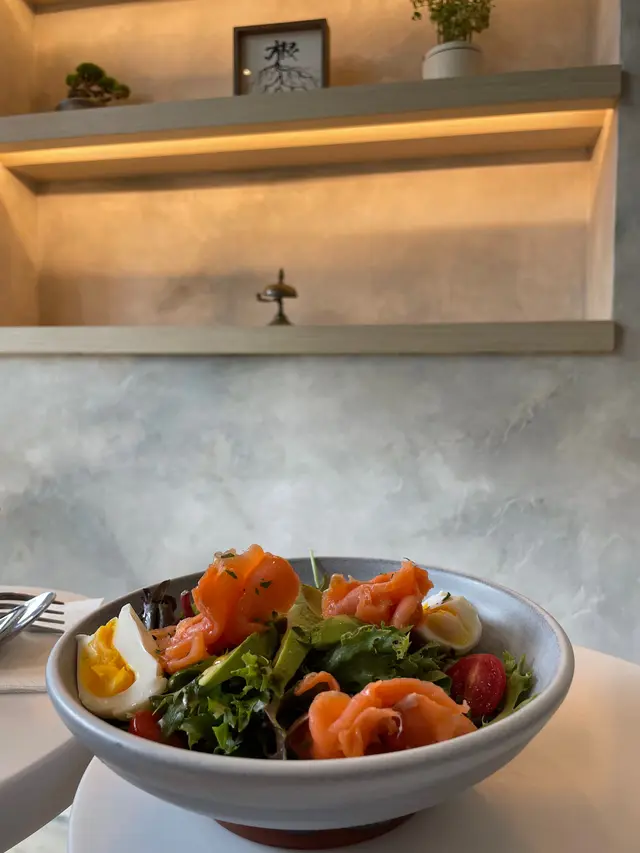 煙三文魚牛油果碎蛋沙律配柚子醋汁