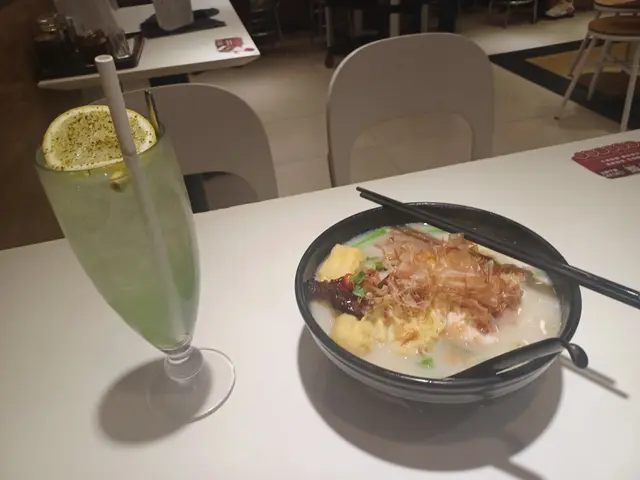 個鰻魚米線我點配雞肉。個湯底我點咗清湯。個米線好彈牙。加入雞肉。個湯底好似雞湯咁鮮甜。個鰻魚好正。好軟身好新鮮。個份量好足料。杯青花椒香茅雪碧，混入青花椒，杯雪碧好辛辣。如果唔食得辣，真係唔好點呢杯青花椒香茅雪碧。