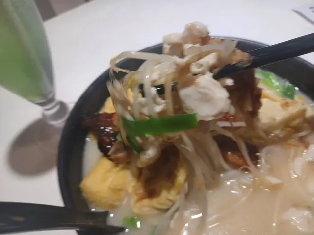 個鰻魚米線我點配雞肉。個湯底我點咗清湯。個米線好彈牙。加入雞肉。個湯底好似雞湯咁鮮甜。個鰻魚好正。好軟身好新鮮。個份量好足料。