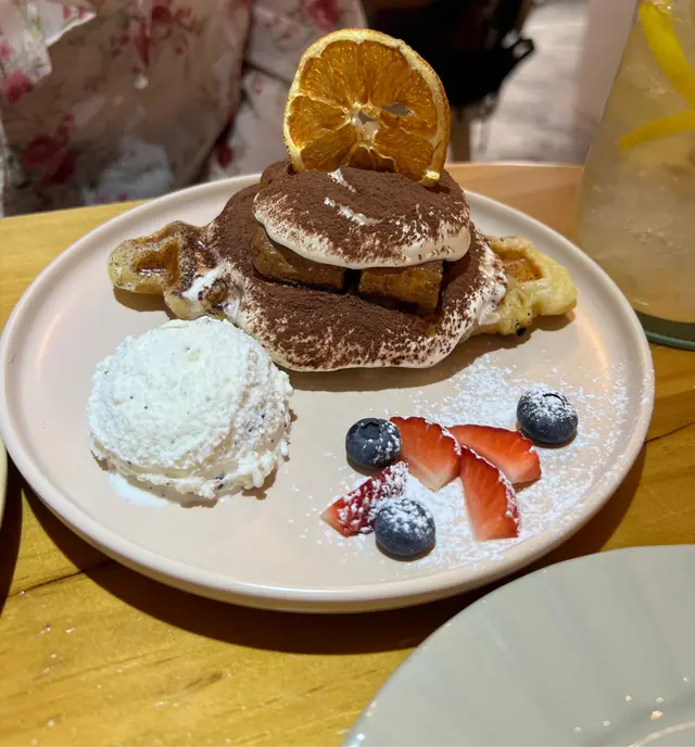 提拉米蘇牛角包窩夫配雪糕