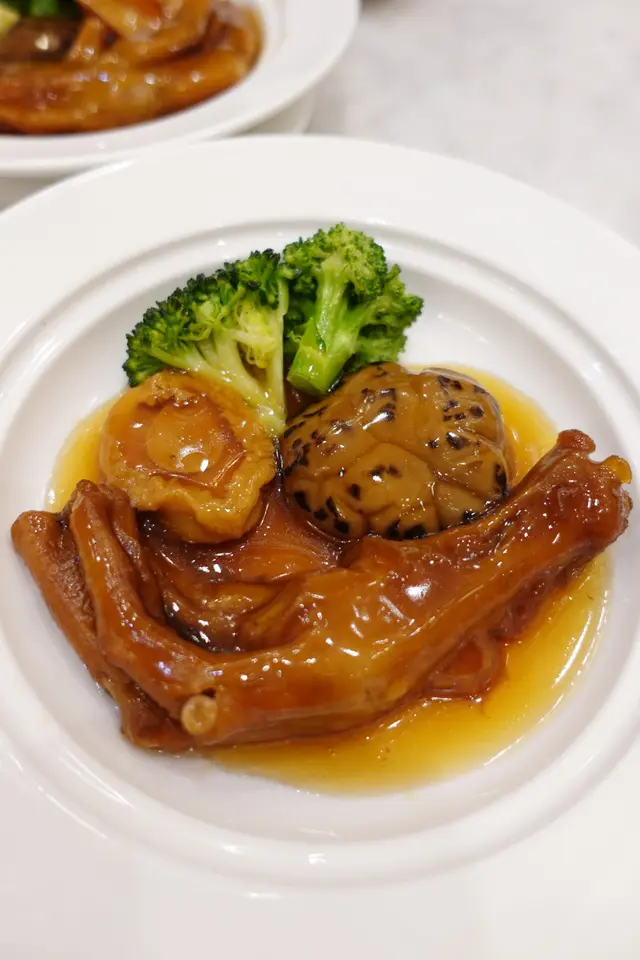鮑魚花菇扣鴨掌
