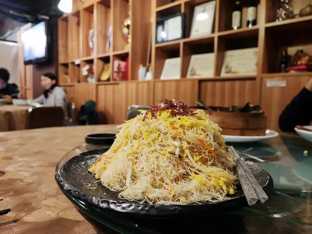 他鄉炒米絲 (二十四個月西班牙黑毛豬火腿配福建莆田米粉)