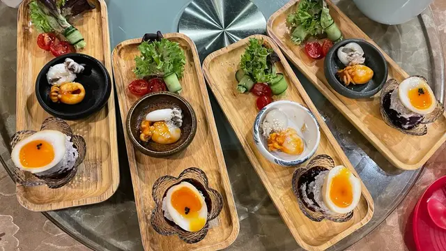 本地水耕沙律菜配芝麻醬，榮哥自家甜酸齋，雙色墨魚仔，茶燻流心蛋伴黑魚子醬配厚切茄子: