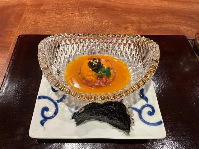 和牛他他配魚子醬及海膽伴皇室海苔