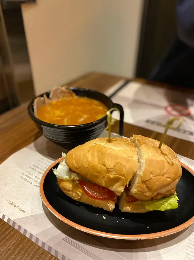 咸牛脷脆豬仔包 配 豬脾肉羅宋湯