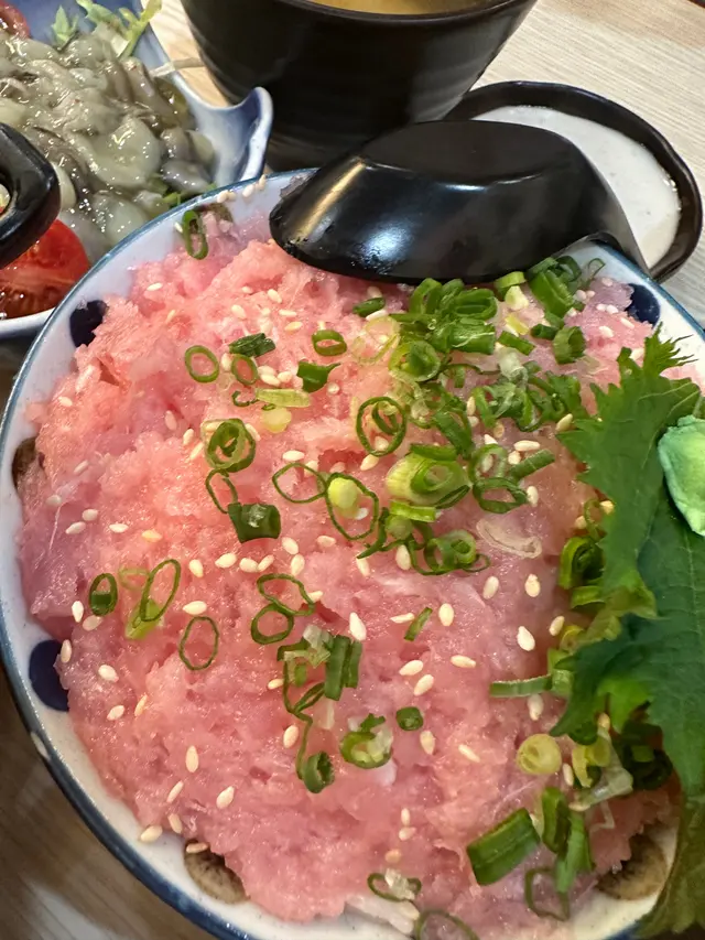 蔥吞拿魚丼