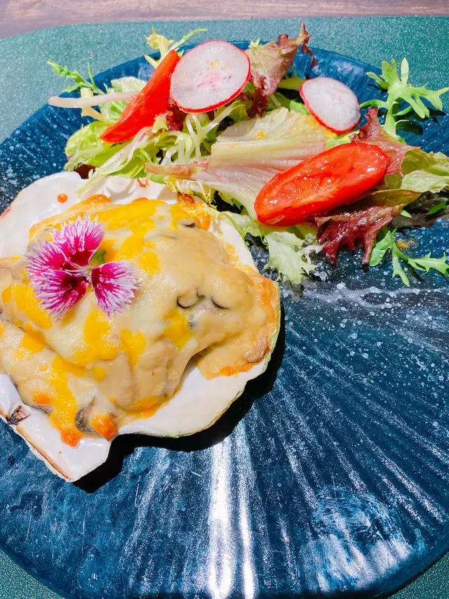 芝士焗元貝釀蟹肉。蟹膏野菌忌廉汁