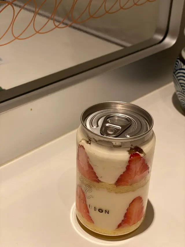 清香撲鼻嘅草莓配上柔滑嘅忌廉,中間還有鬆軟嘅蛋糕,配埋一齊食真係一流!
