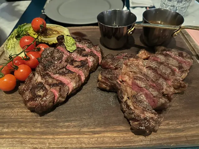 我點左兩件都medium Rare但好似熟左小小 肉味糸幾濃的 有肉汁的 燒香味方便就差小小