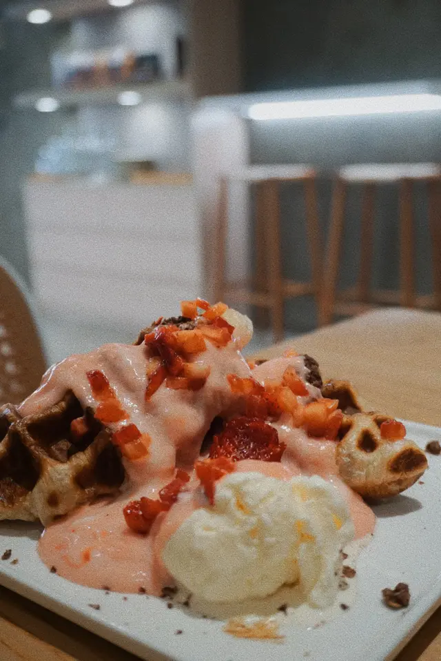 士多啤梨乳酪牛角包窩夫配雪糕