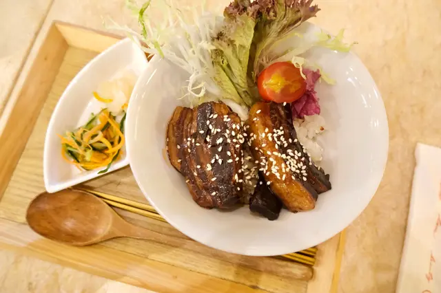 秘製2小時慢煮西班牙橡果豚腩 伴洛神花紅酒汁丼