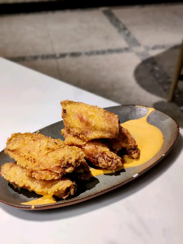 蒜香法國雞翼配是拉差蛋黃醬