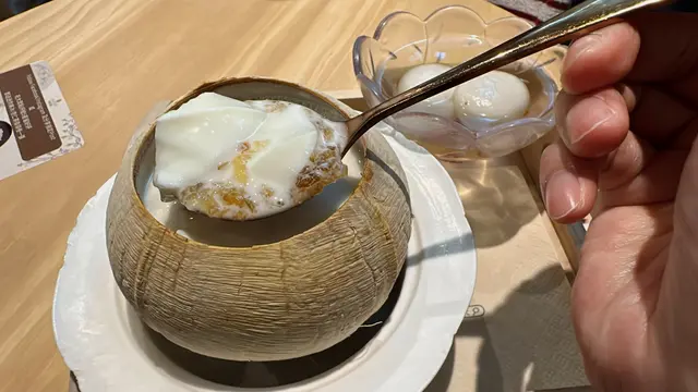 椰皇裏面放滿桃膠, 底下仲有超滑溜嘅雙皮奶, 食完感覺相當養顏滋潤!