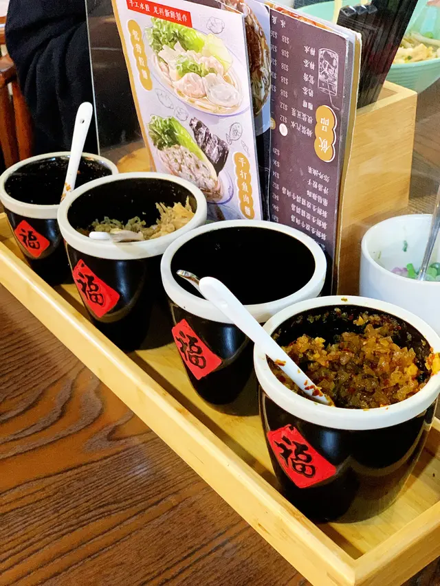 辣頭菜、蔥花、梅菜、辣椒油