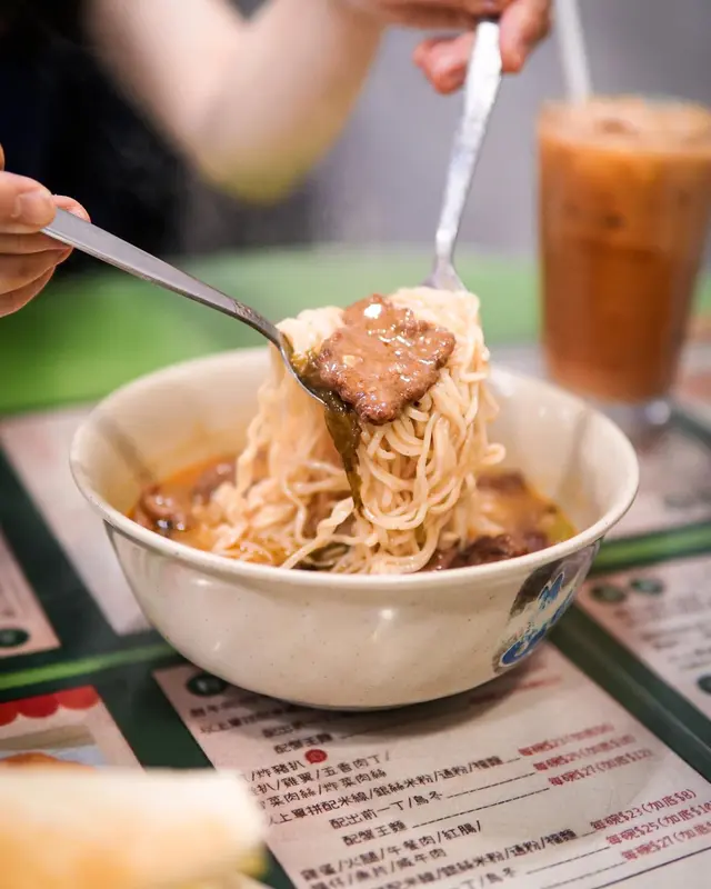 炒牛肉 配 蟹皇麵