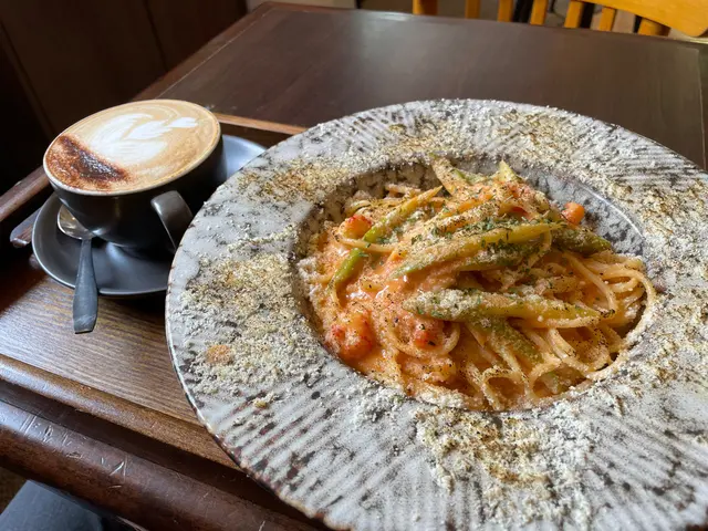 聞落去有啲臭,麻麻哋嗰隻芝士燒燶嘅味,但撈勻左啲意粉汁都OK嘅,可以冚得住嗰陣燶味,食落都幾好味