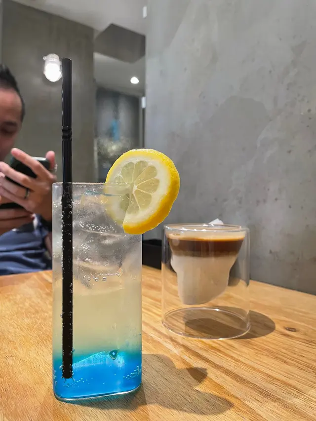 其實呢間餐廳,可唔可以俾啲心思?嗰支飲管軟瀨瀨,根本都搞唔勻個杯嘢飲!