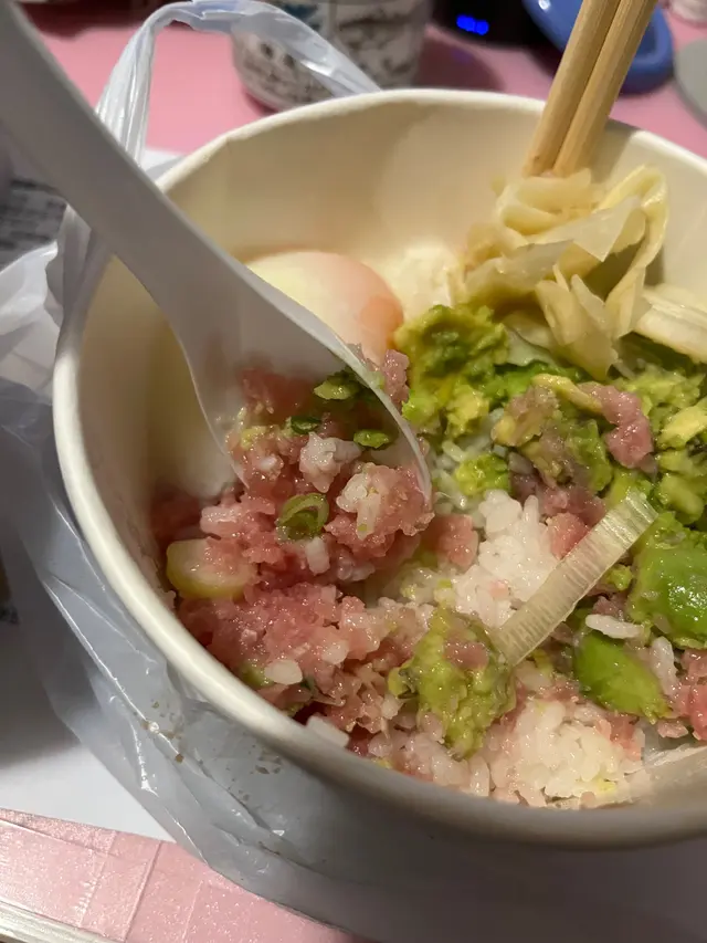 牛油果吞拿魚腩溫泉蛋丼