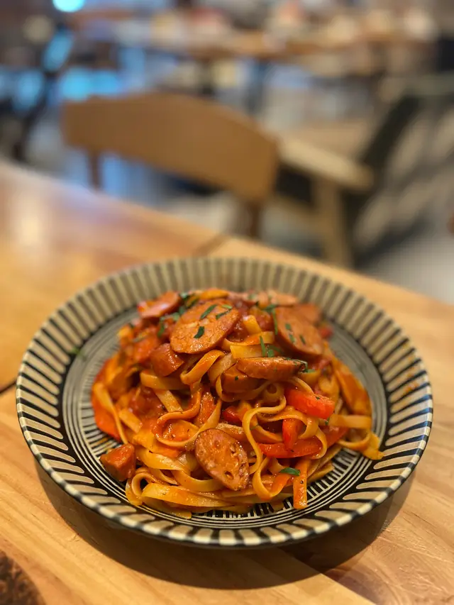 西班牙豬肉腸紅椒野菌意大利蛋麵伴蕃茄汁