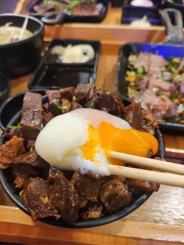 牛舌筋溫泉蛋丼