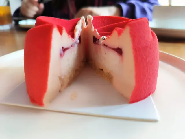 😍係一 個玫瑰🌹及荔枝🍓嘅合成甜品 Mousse Cake 佢除咗玫瑰花🌹香撲鼻之外.還有茘枝🍓甜味.內層有流心效果.入口由內心流發出花香及茘枝甜味.下次我可能會唔捨得食.好好保護這朵玫瑰花🌹!😍🤣🤣🤣
