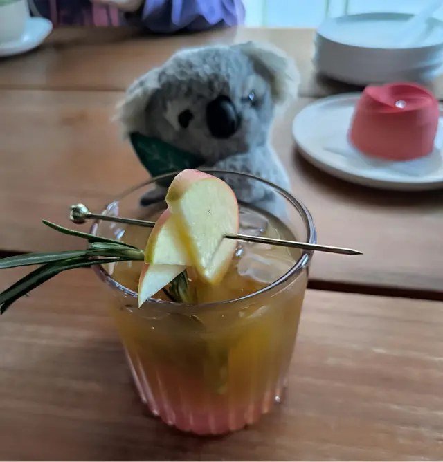 外觀好似飲鷄尾酒.杯面用咗一枝珠針掛住兩片白桃🍑.杯內嘅茶溝咗白桃汁🍑.茶味比較淡啲.入口好香白桃味!👍😋😋😋