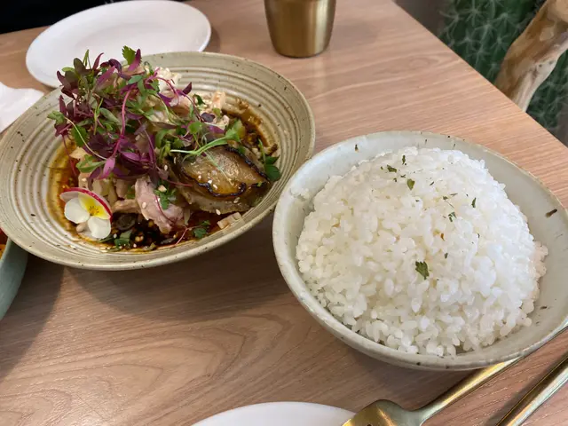 招牌磯煮鮑魚手撕口水雞配日式珍珠飯